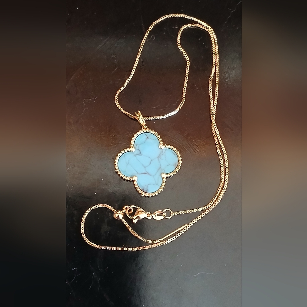 Beautiful 18 K Gold Filled Quadrafoil Imitation Tourquoise Pendant Necklace